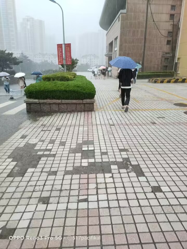 4.在青大剧院冒雨做核酸